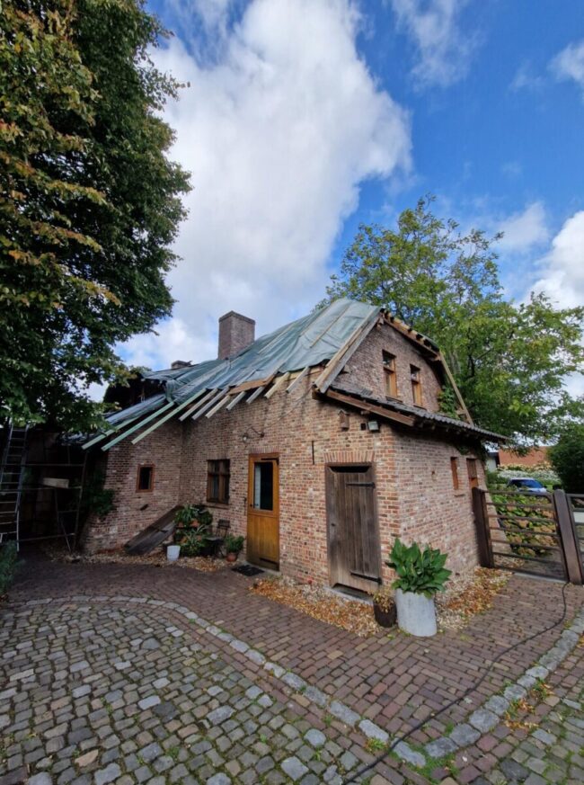 Petite fermette en brique avec toiture que l'on rénove