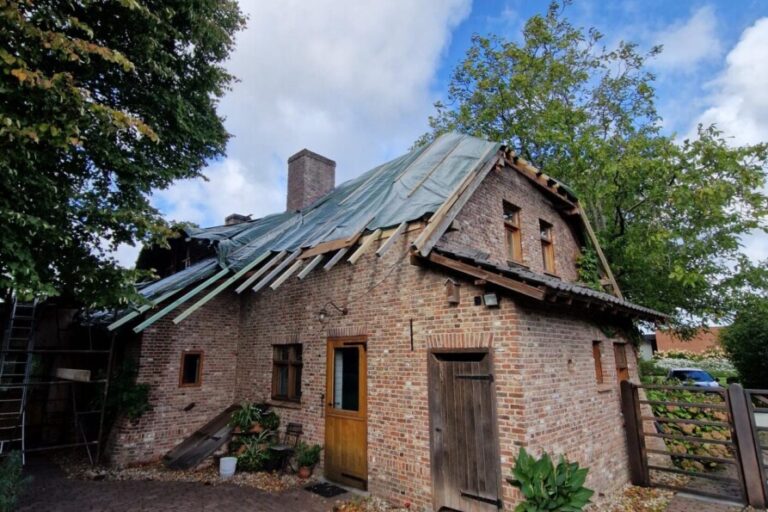 Petite fermette en brique avec toiture que l'on rénove