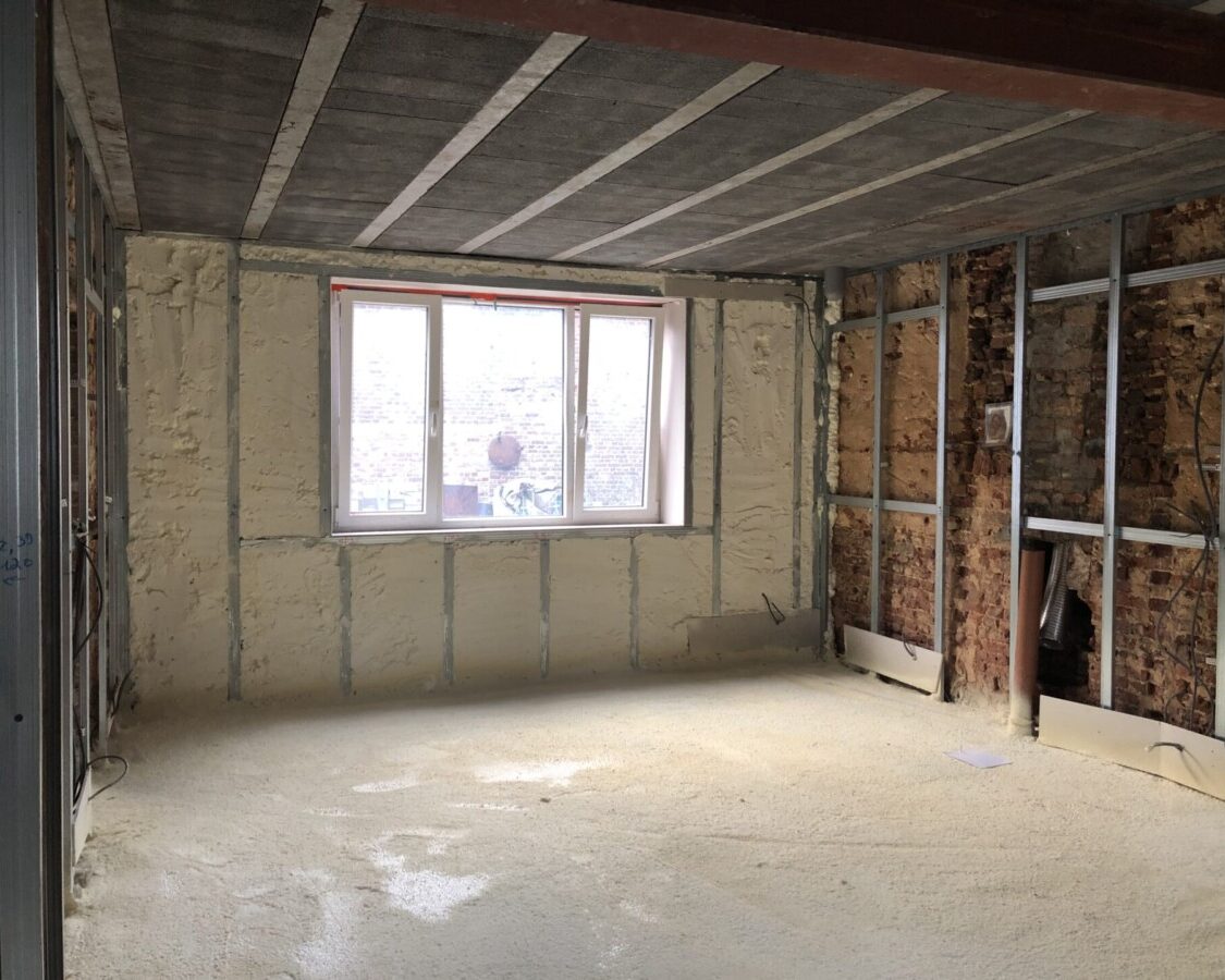 Murs et sols avec isolant projeté à Hemptinne