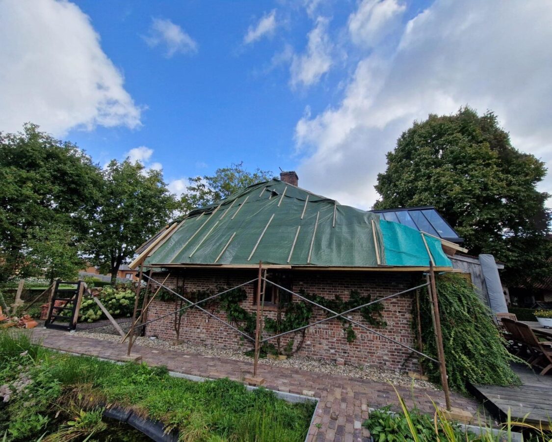 Toit bâché d'une maison à Geel que l'on renove et isole