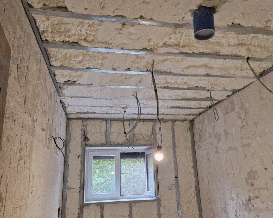 Murs et plafond d'une chambre isolés avec de l'isolant projeté