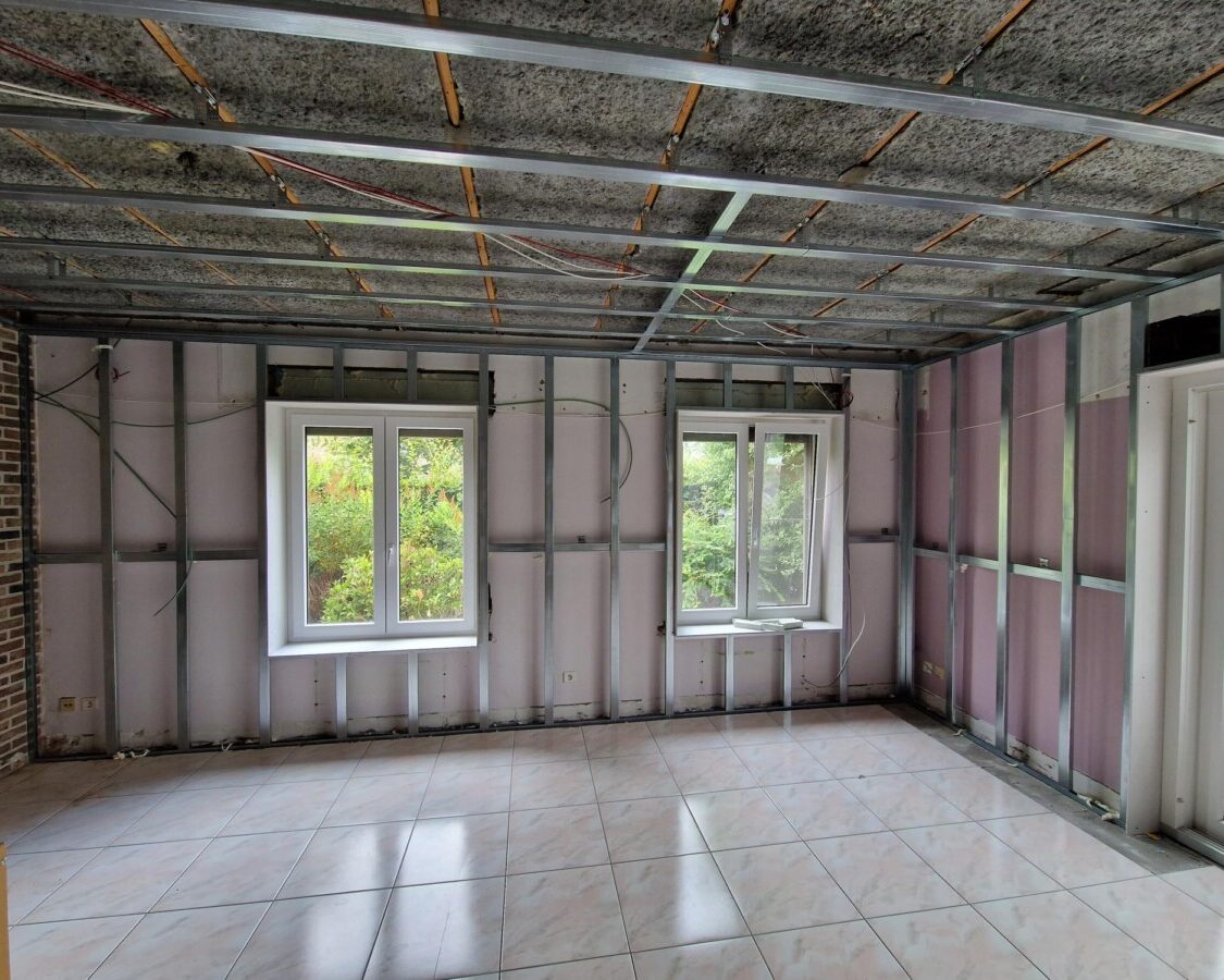 Mise en place d'une structure en acier avant l'isolation de murs et de plafonds