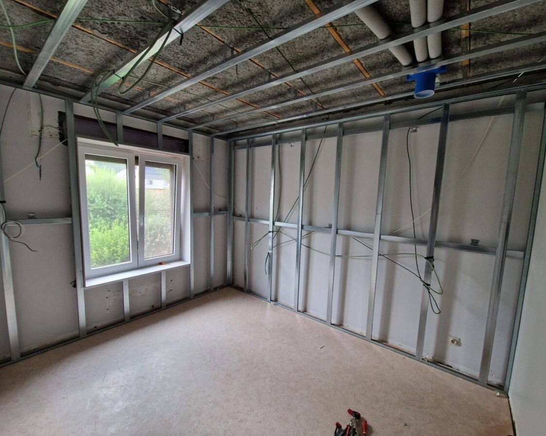 Structure métallique sur les murs et le plafond d'une habitation que l'on rénove