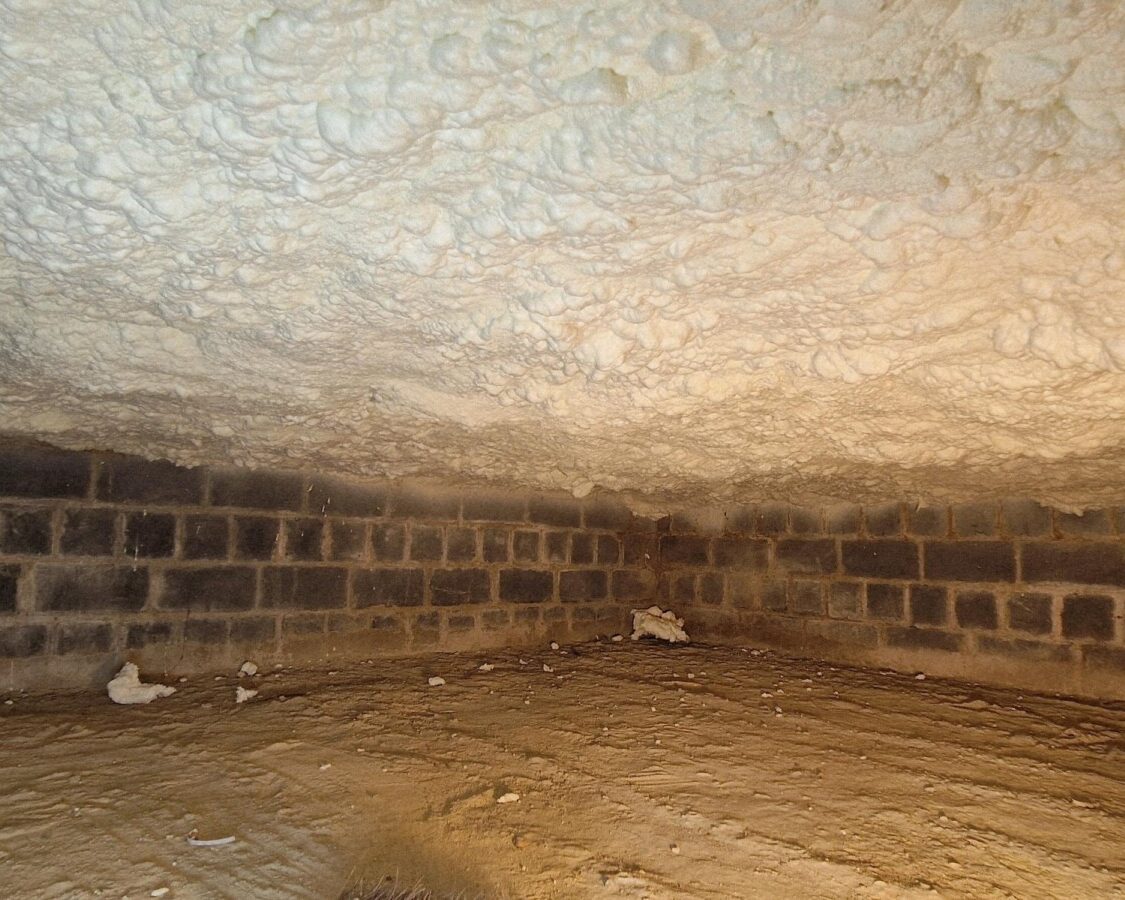 Plafond d'un vide ventilé isolé avec de la mousse polyuréthane à Kraainem