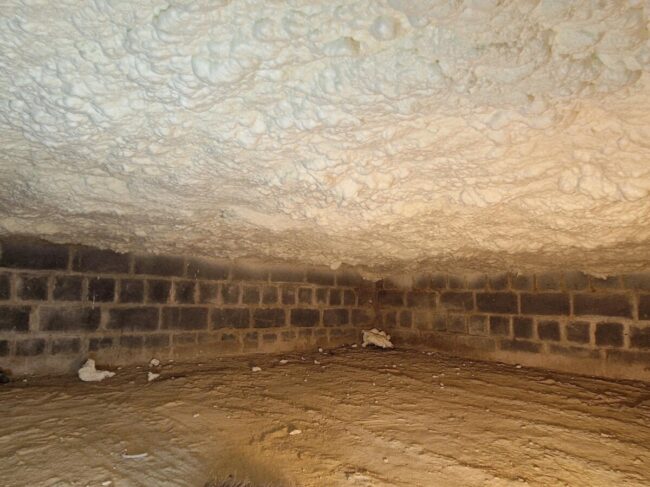 Plafond d'un vide ventilé isolé avec de la mousse polyuréthane à Kraainem