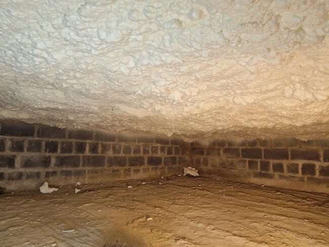 Plafond d'un vide ventilé isolé avec de la mousse polyuréthane à Kraainem