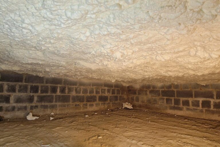 Plafond d'un vide ventilé isolé avec de la mousse polyuréthane à Kraainem