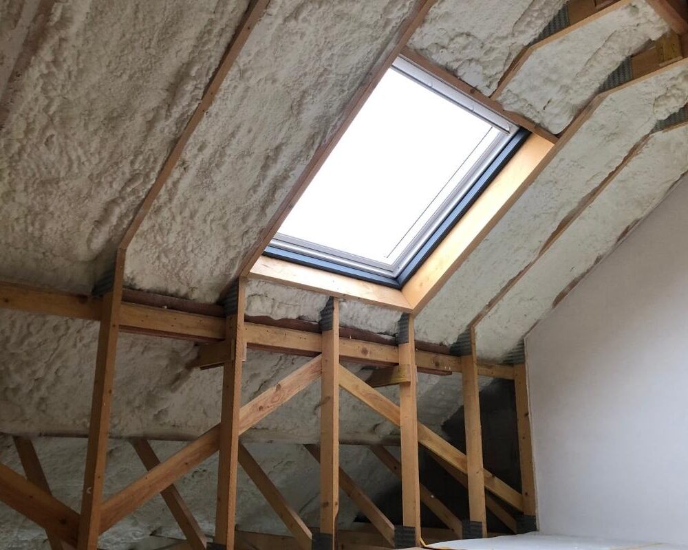 Toiture avec charpente en bois isolée par l'intérieur avec de la mousse projetée