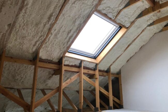 Toiture avec charpente en bois isolée par l'intérieur avec de la mousse projetée