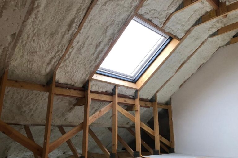 Toiture avec charpente en bois isolée par l'intérieur avec de la mousse projetée