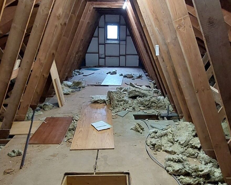 Grenier à Hastière avec structure en bois avant l'intervention de l'équipe d'ISEO Projection