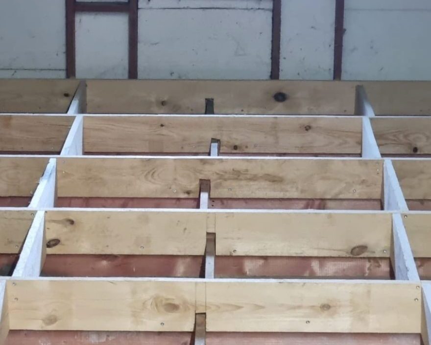Structure en bois d'un nouveau plancher pour les combles d'une maison à Hastière