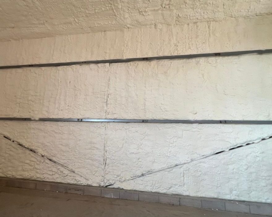 Isolation par mousse projetée des parois d'un hangar de stockage