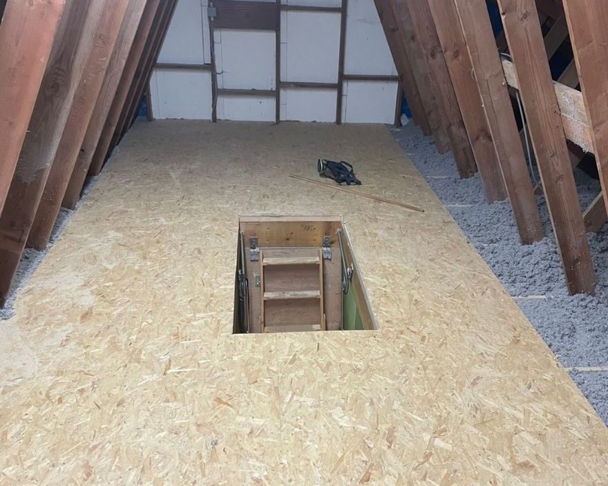 Grenier isolé par le sol avec de l'ouate de cellulose et installation d'un plancher en OSB par-dessus