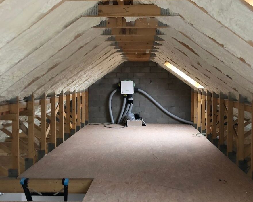 Grenier isolé par le toit avec de la mousse polyuréthane