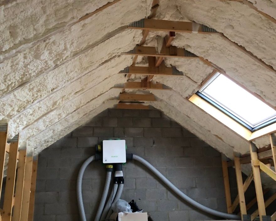 Isolation par l'intérieur d'une toiture avec charpente en bois à Gesves