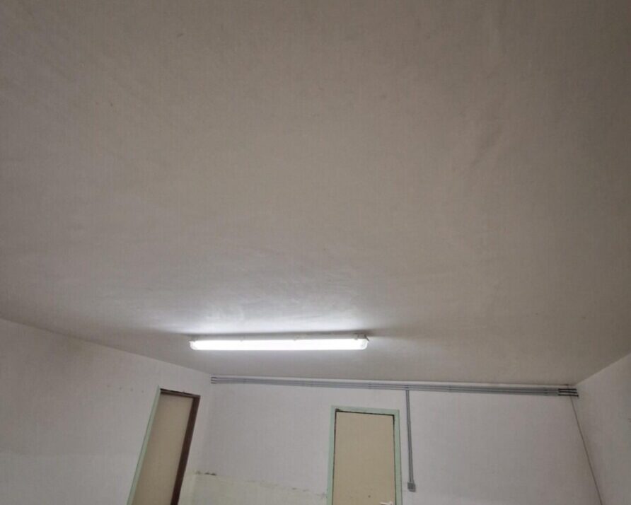 Isolation en mousse projetée d'un plafond de cave