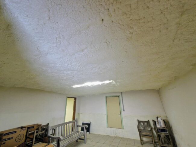 Plafond isolé en mousse projetée par ISEO Projection