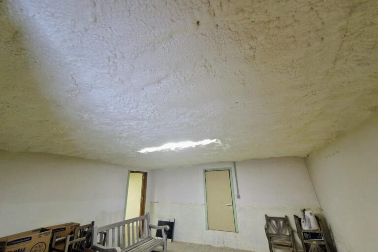 Plafond isolé en mousse projetée par ISEO Projection