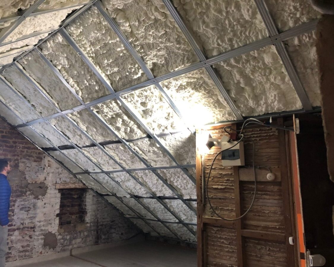 Toiture isolée par projection de mousse à Gembloux