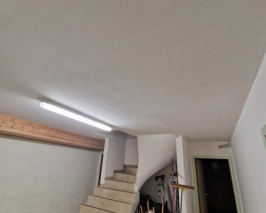 Isolation par mousse polyuréthane du plafond d'une cave