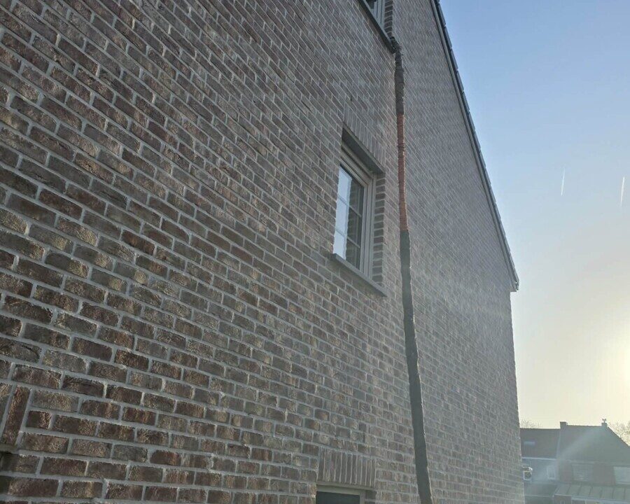 Tuyau de mousse projetée pour l'isolation d'une toiture