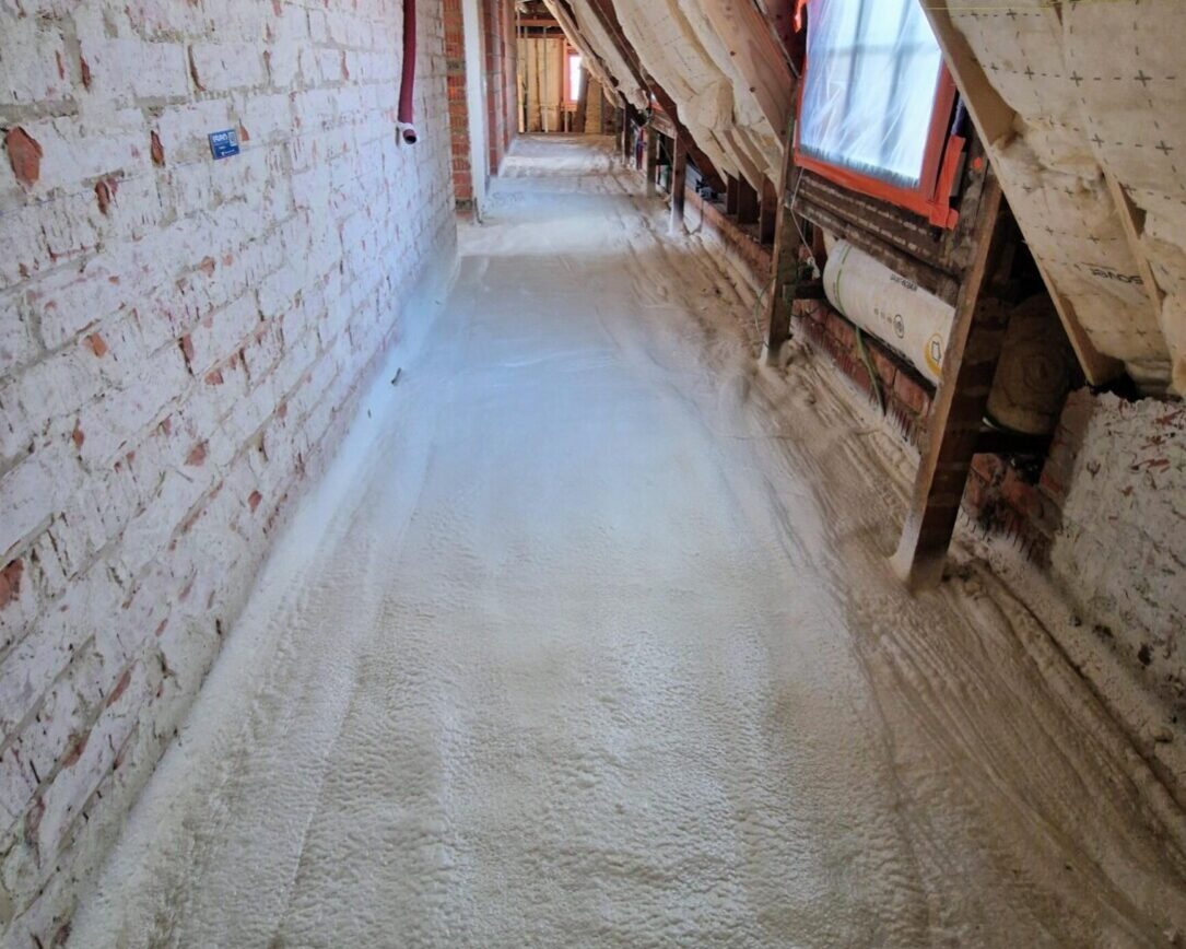 Isolation de sol en mousse projetée d'une maison rénovée à Watermael Boitsfort