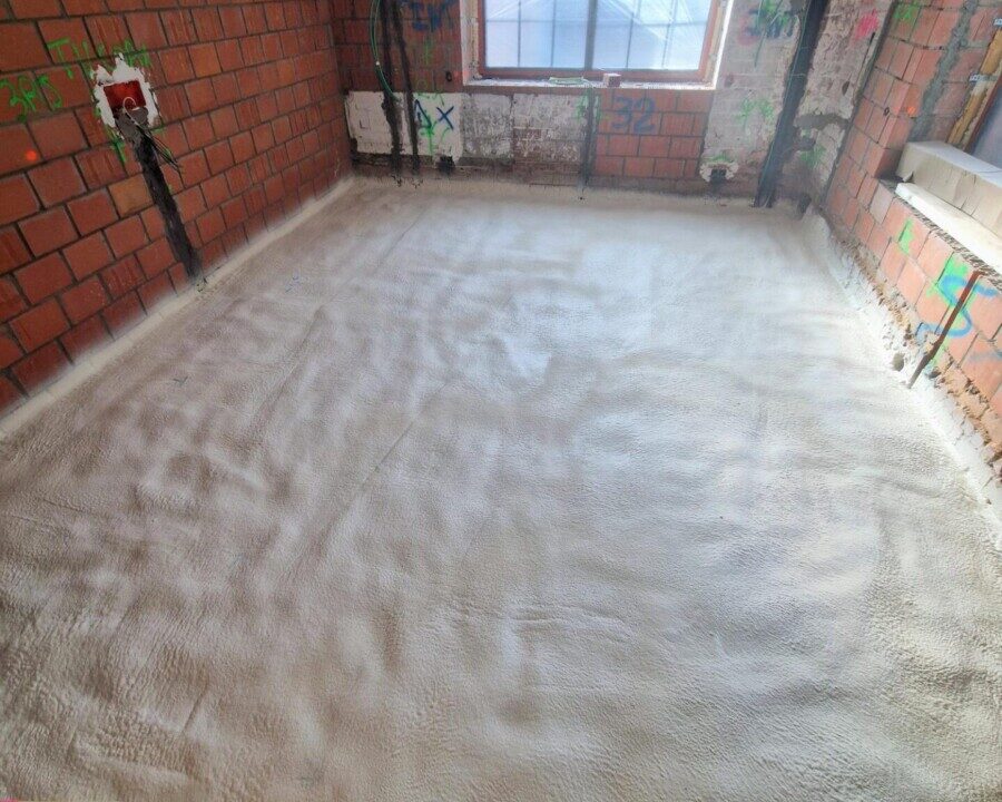 Isolation de sol en mousse projetée d'une maison rénovée à Watermael Boitsfort