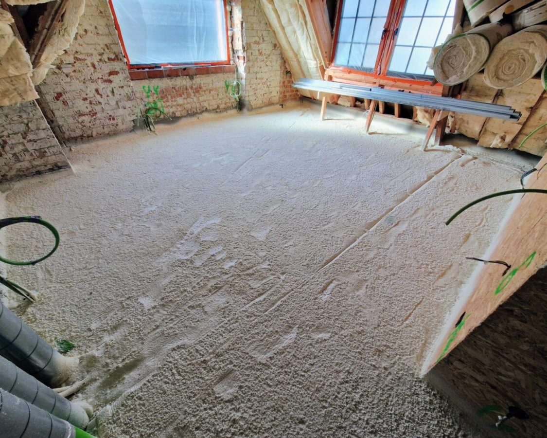Isolation de sol en mousse projetée d'une maison rénovée à Watermael Boitsfort