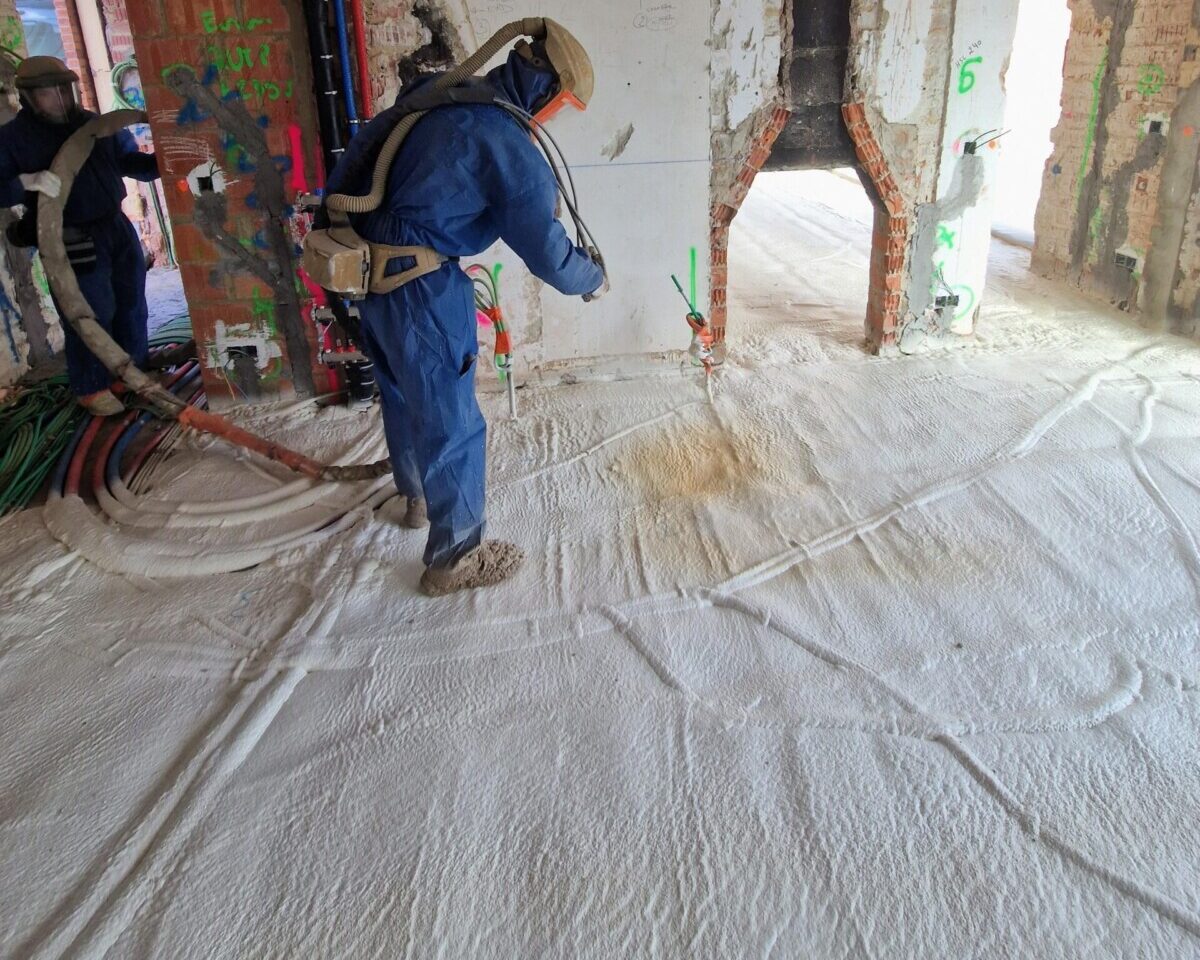 Isolation de sol en mousse projetée d'une maison rénovée à Watermael Boitsfort