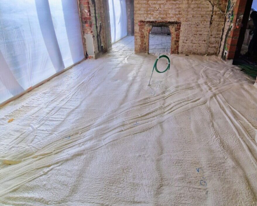 Isolation de sol en mousse projetée d'une maison rénovée à Watermael Boitsfort