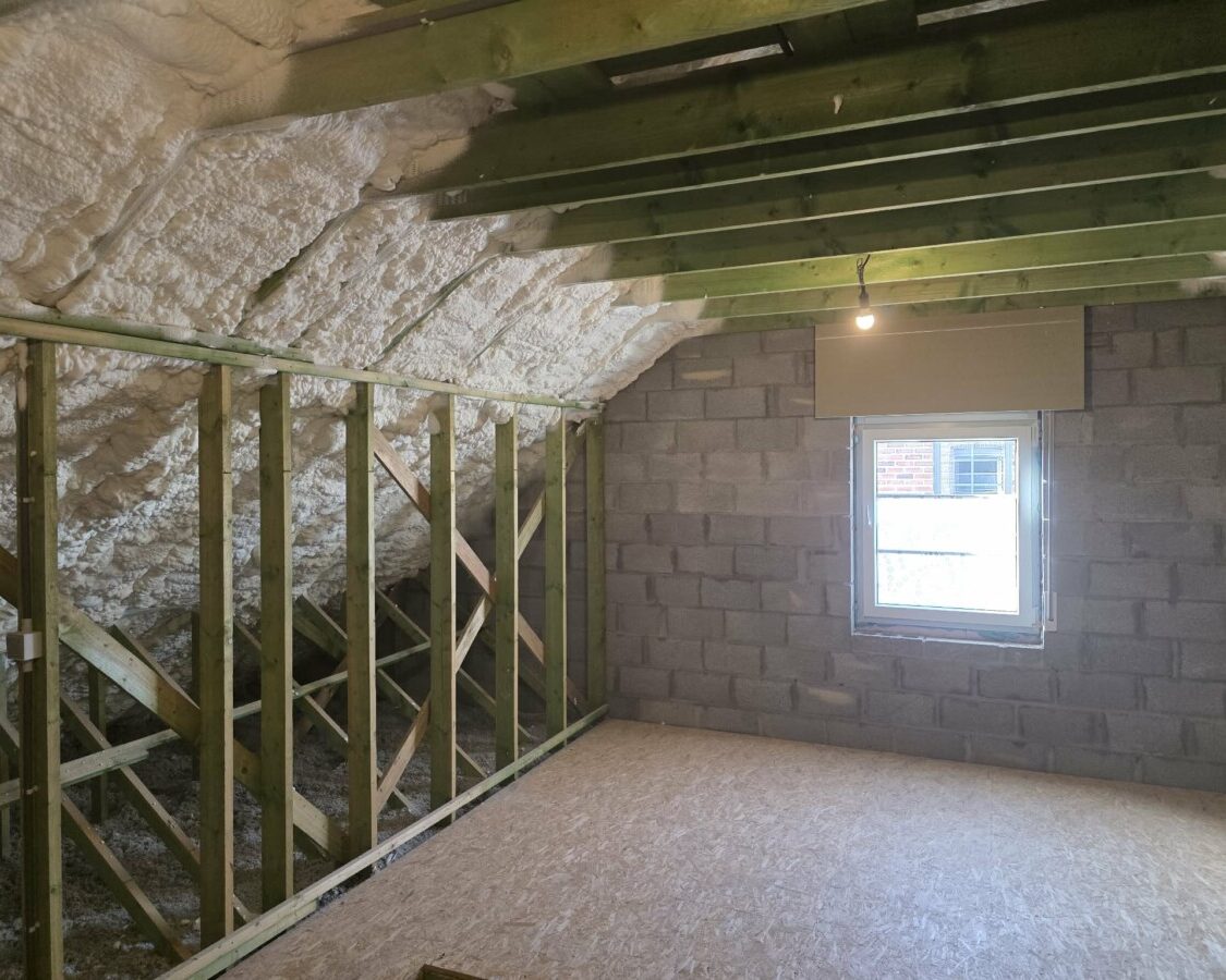 Toiture d'une habitation à Liers isolée avec de la mousse projetée