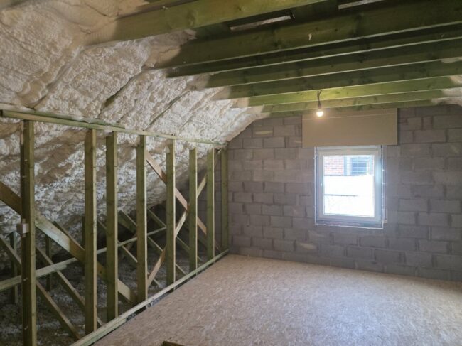 Toiture d'une habitation à Liers isolée avec de la mousse projetée