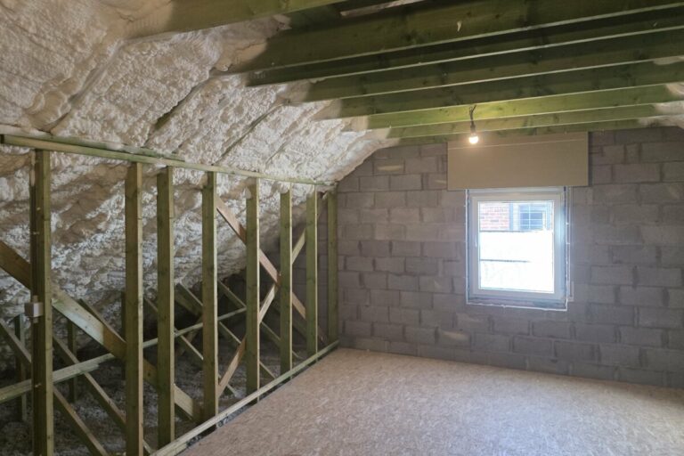 Toiture d'une habitation à Liers isolée avec de la mousse projetée