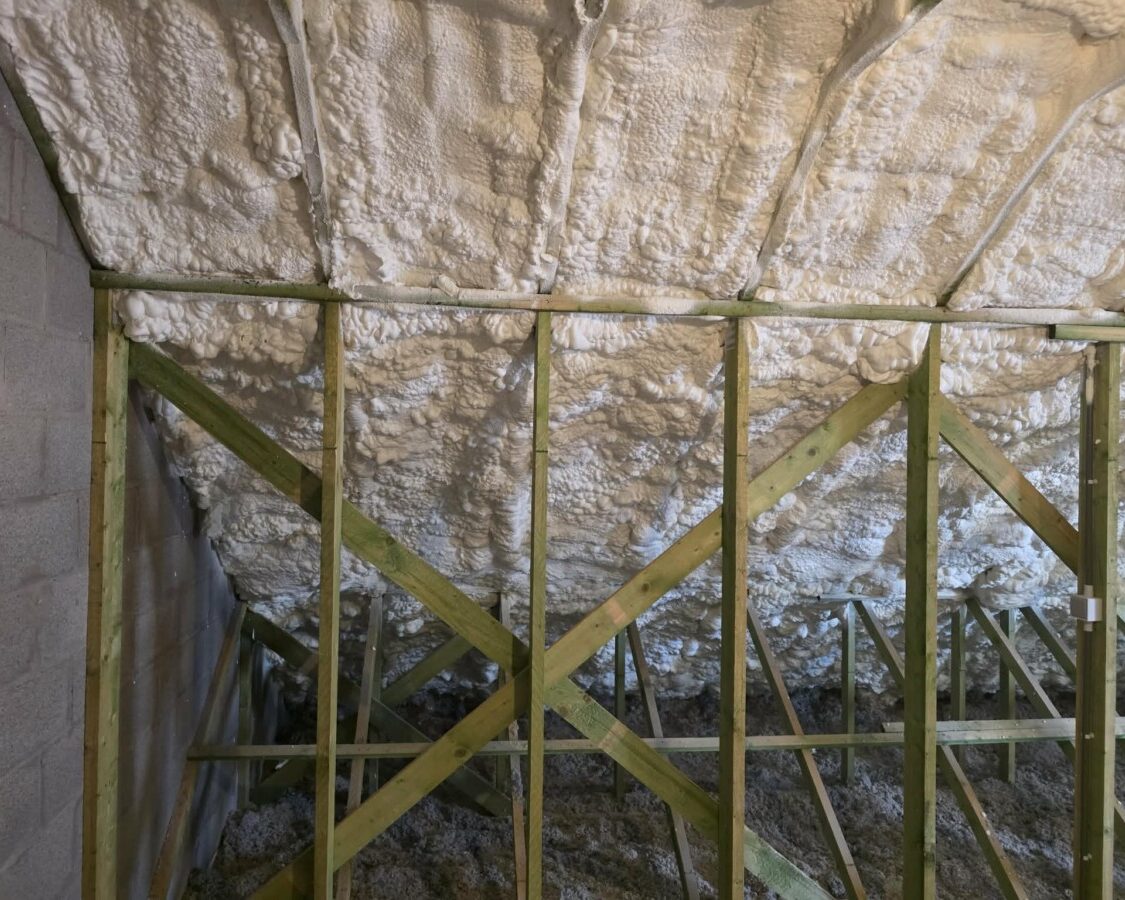Mousse polyuréthane projetée à l'intérieur d'une toiture