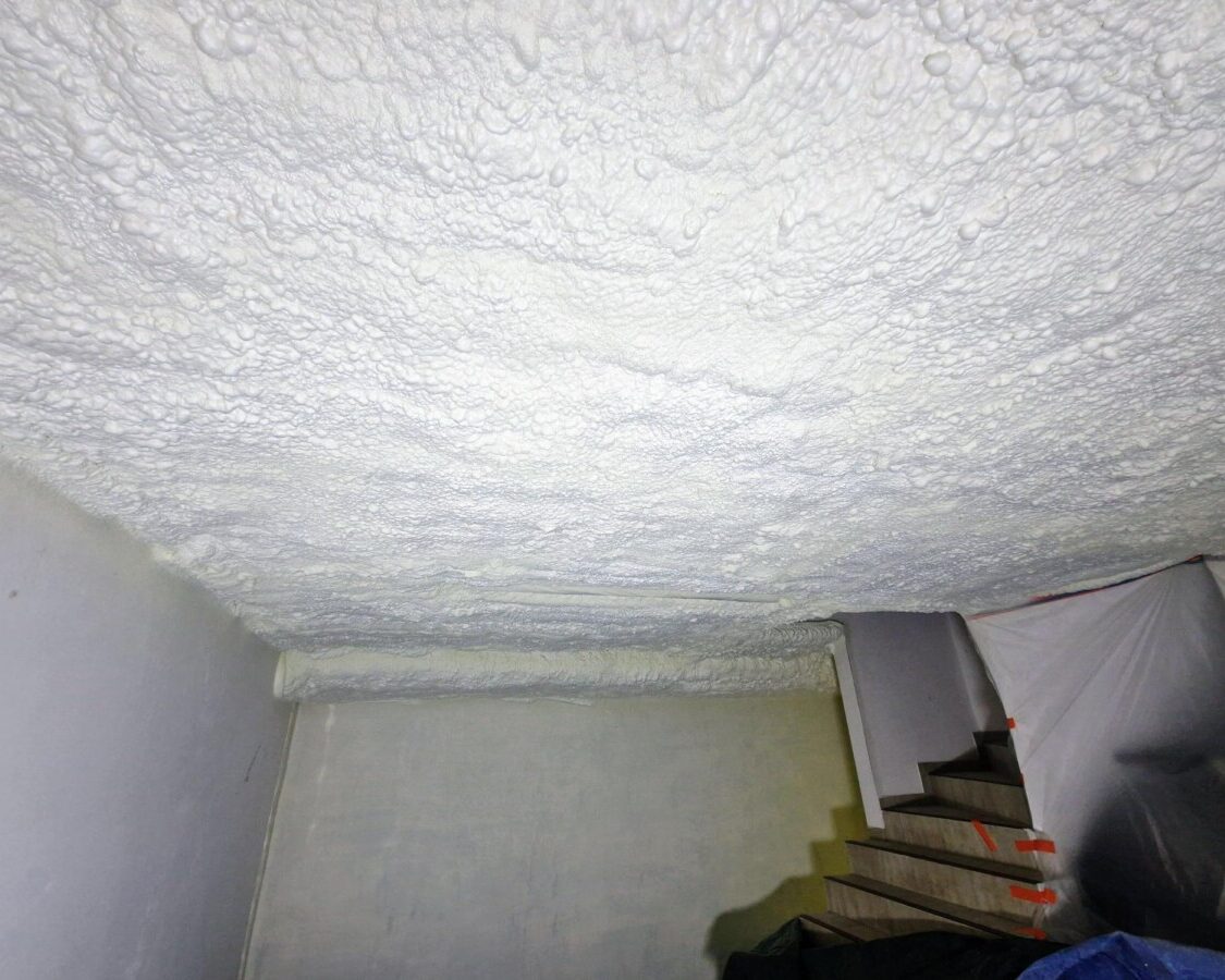 Mousse projetée sur un plafond de cave