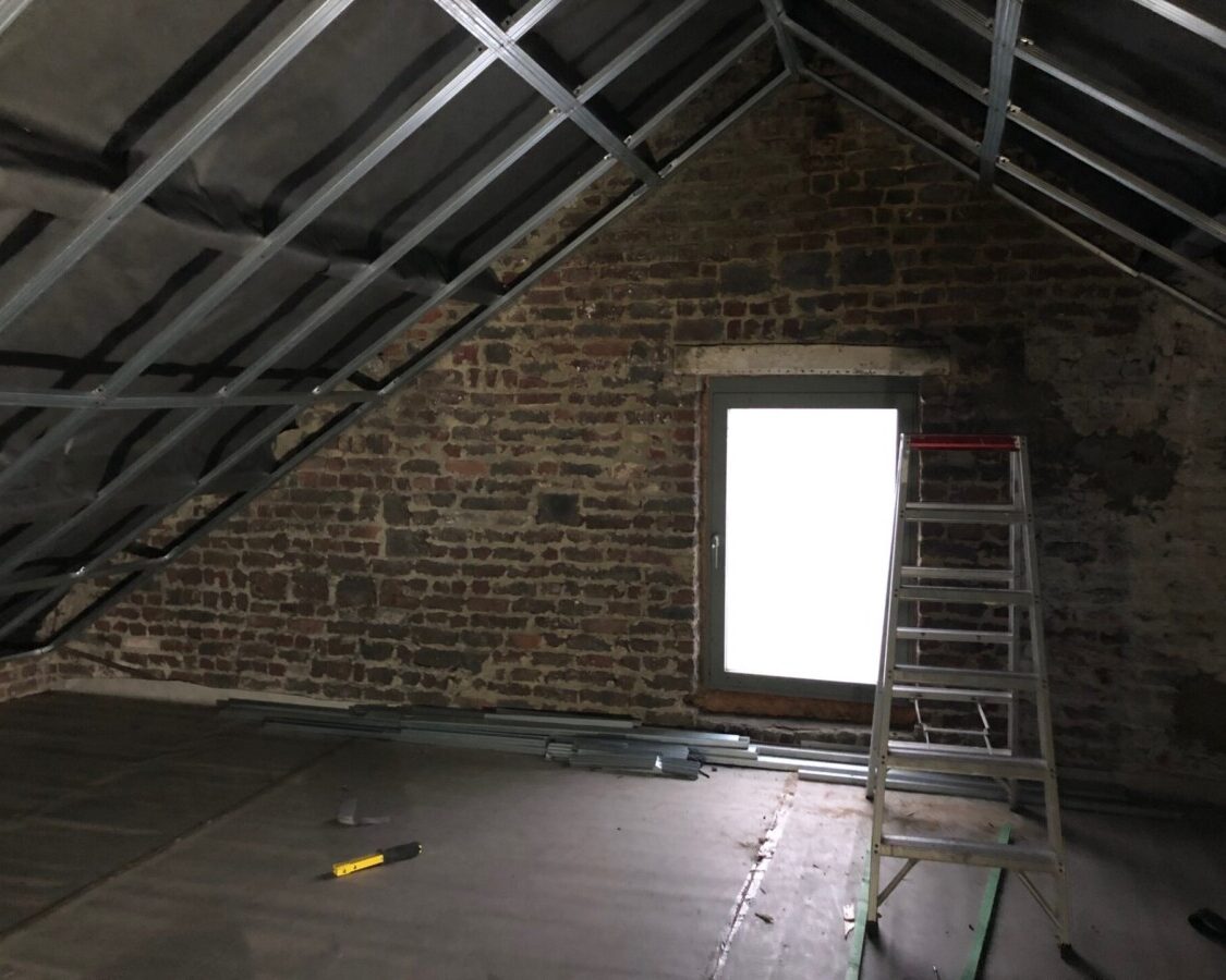 Toiture en pointe avec une échelle et des structures métalliques