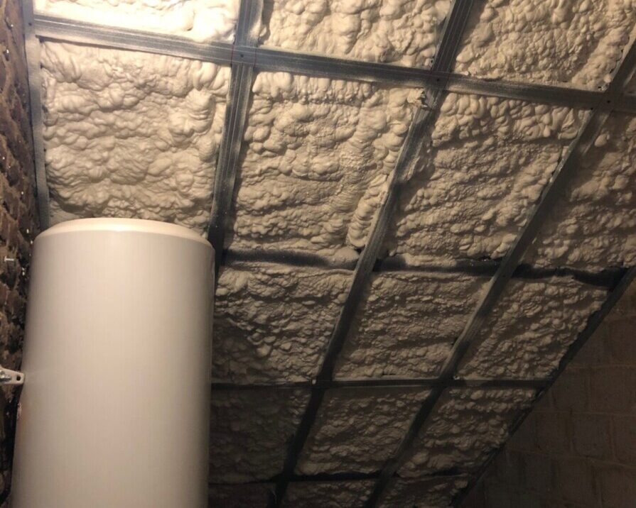 Toit isolé avec de la mousse polyuréthane