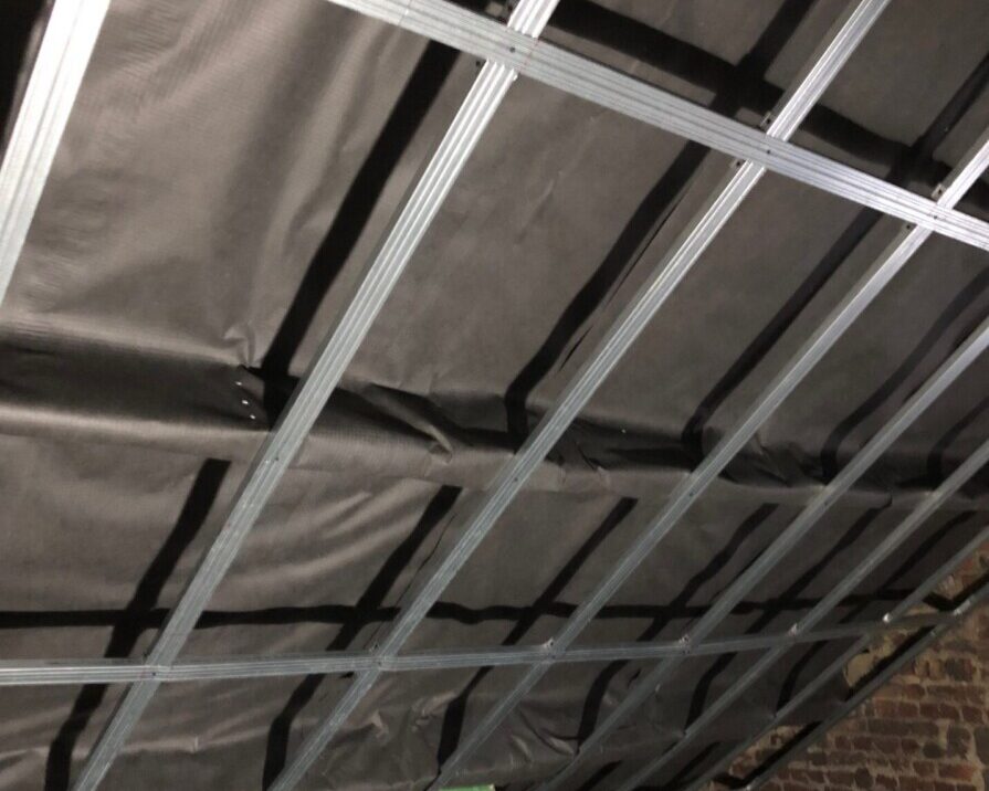 Structure métallique pour l'isolation d'une toiture en mousse projetée