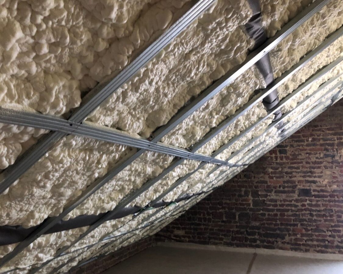 Toiture en pente isolée par ISEO Projection avec de la mousse polyuréthane