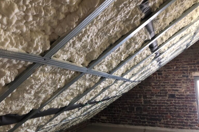 Toiture en pente isolée par ISEO Projection avec de la mousse polyuréthane