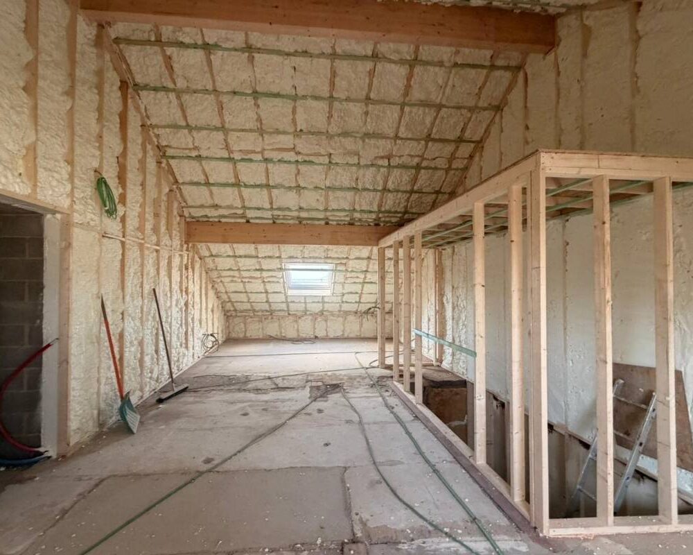 isolation d'une toiture à ossature bois par l'intérieur avec mousse projetée