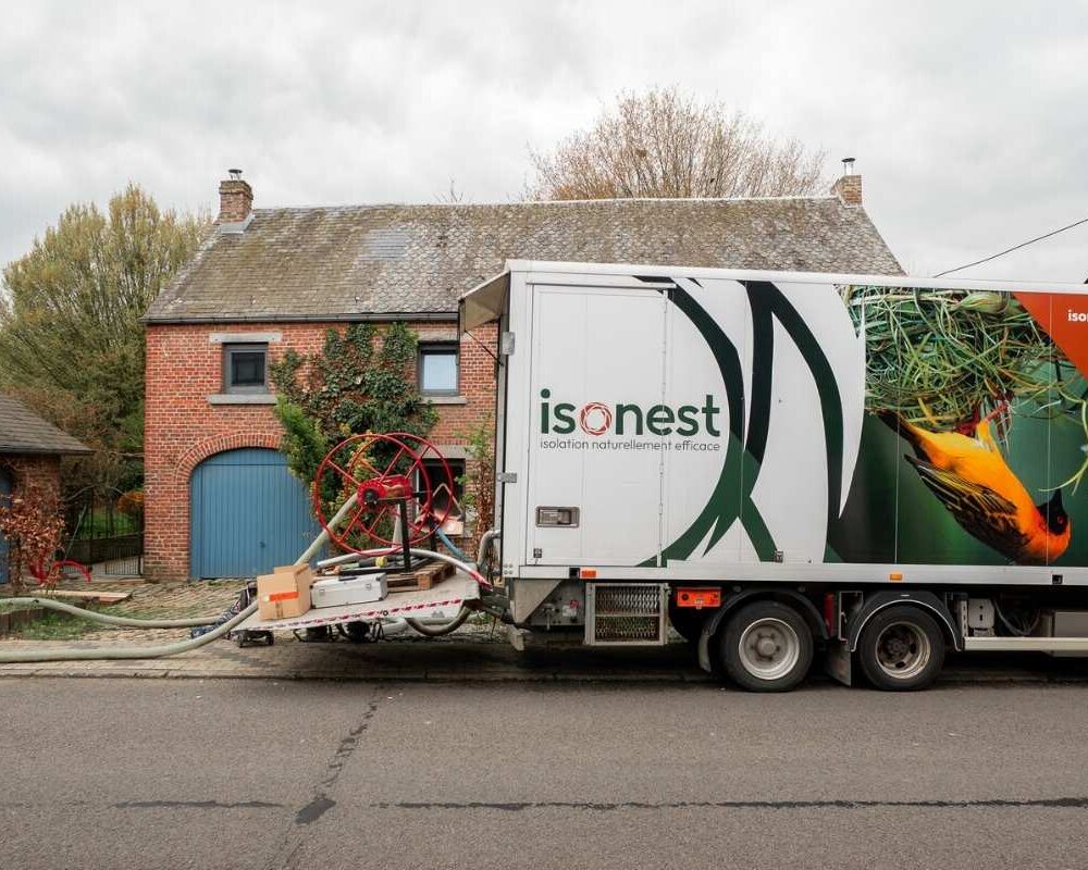 Camion Isonest garé sur un chantier d'isolation biosourcée à Dhuy