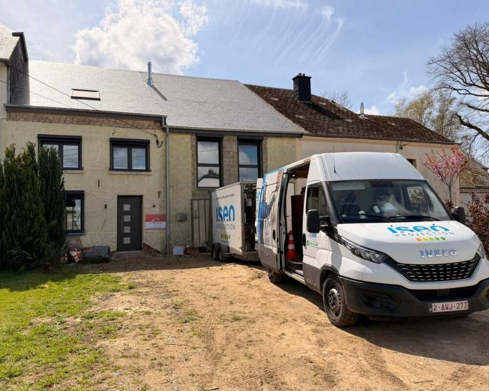 Maison unifamiliale à Fratin avec une camionnette ISEO Projection garée devant