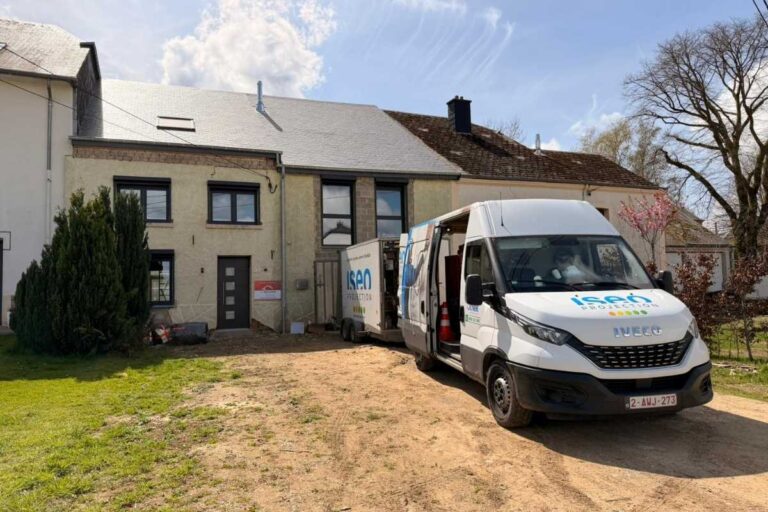 Maison unifamiliale à Fratin avec une camionnette ISEO Projection garée devant