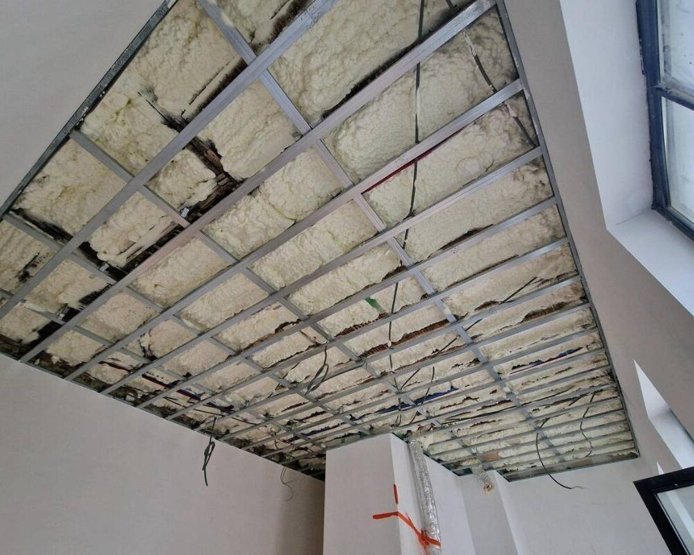 Plafond isolé avec de la mousse polyuréthane à Bruxelles