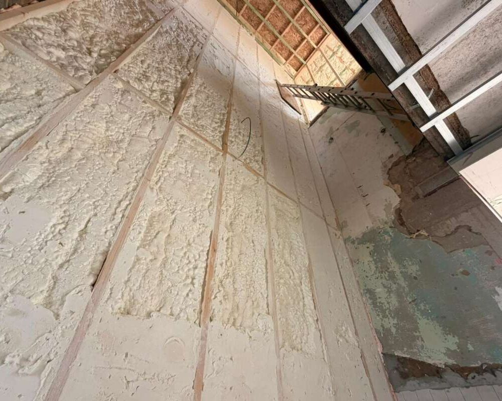 Mur recouvert de mousse isolante en poluyréthane