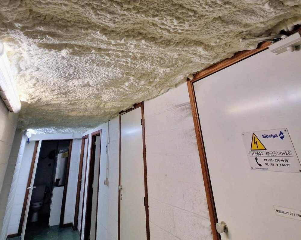 Plafond d'une cave recouvert de mousse isolante à cellule ouverte