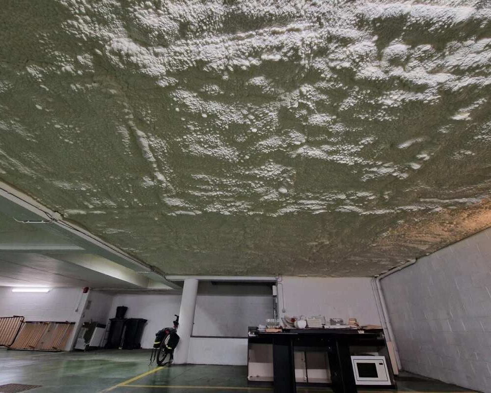 Plafond d'un garage isolé avec la mousse polyuréthane
