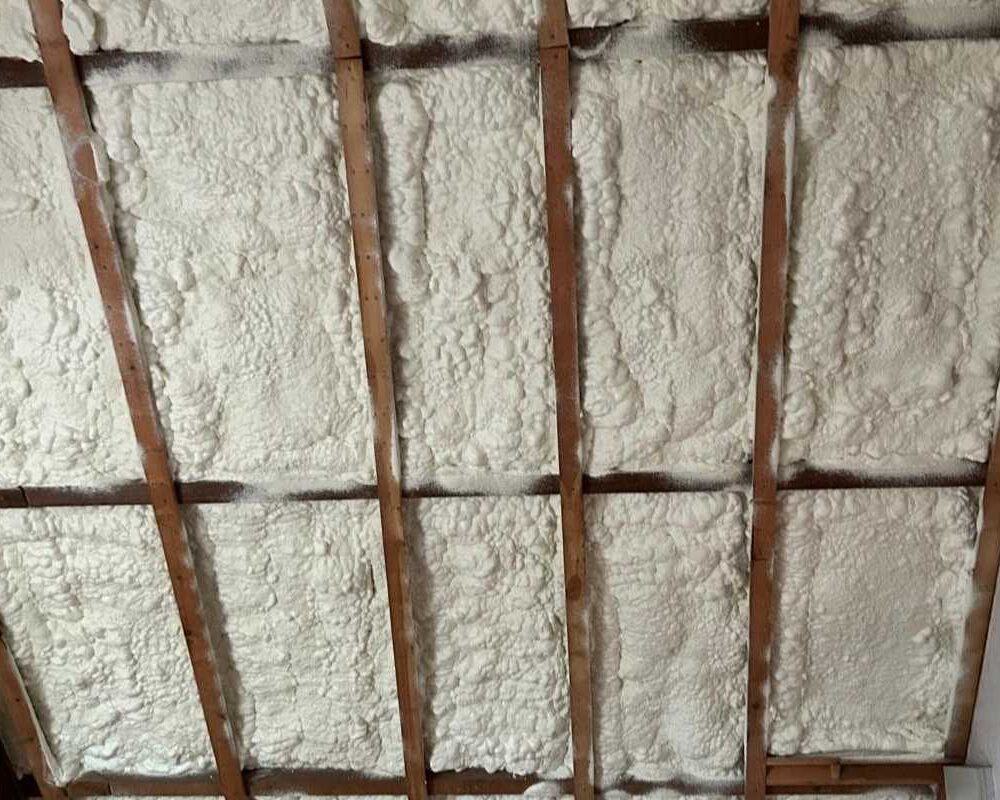 Toiture avec structure en bois recouverte de mousse projetée à Bruxelles